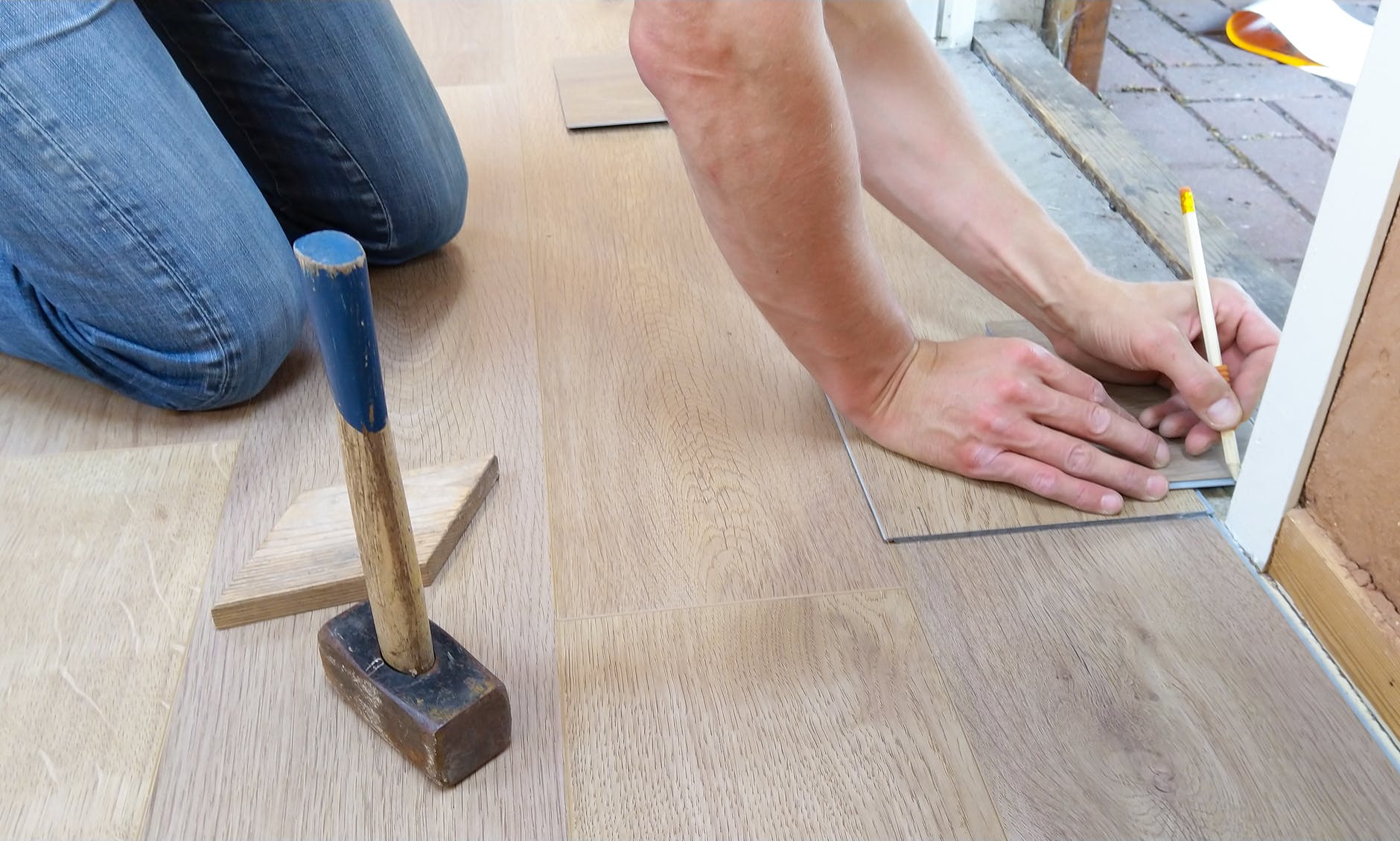 floor-flooring-hand-man-1388944.jpeg